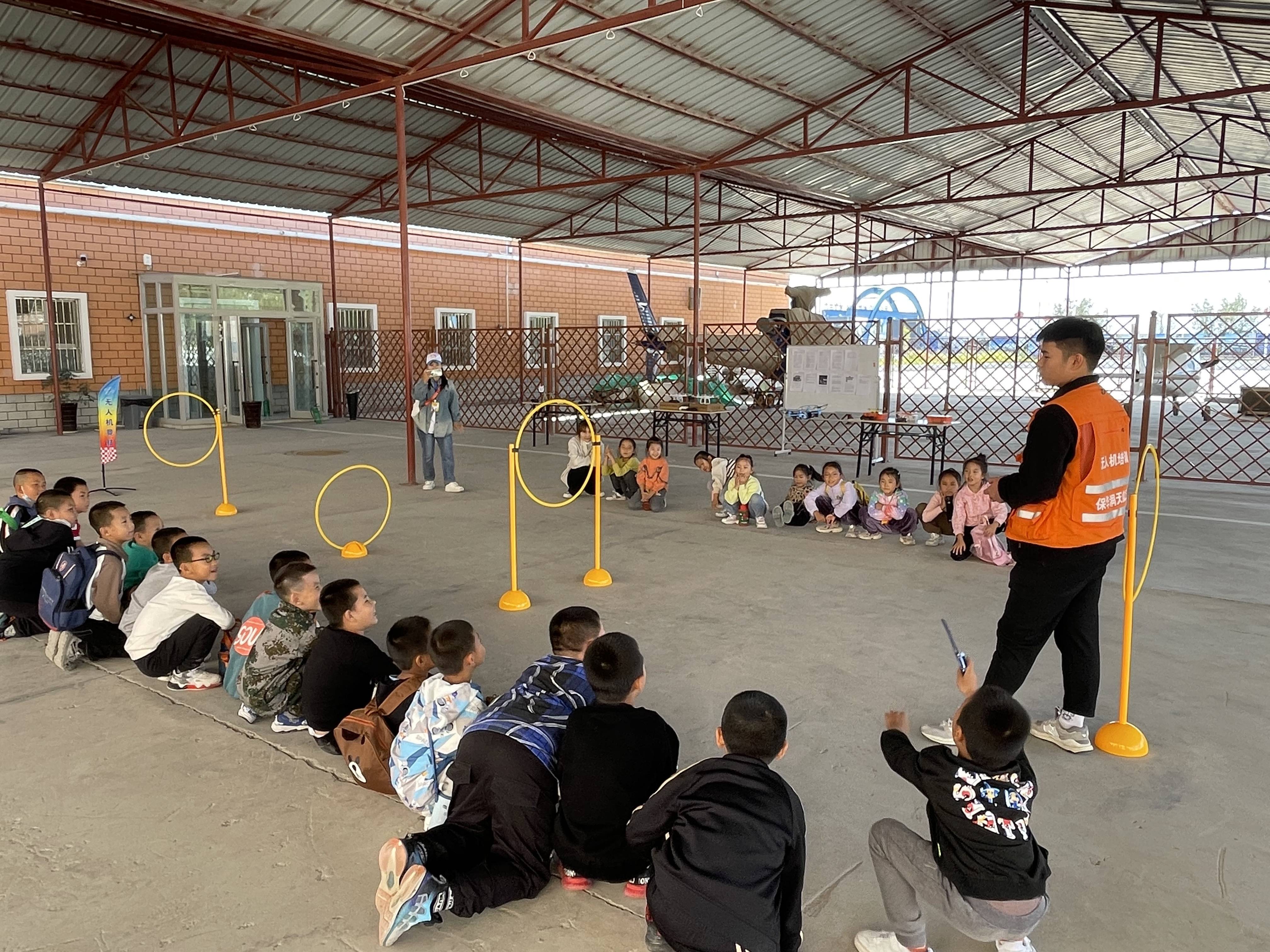 新疆保華潤天航空青少年無人機培訓圖集