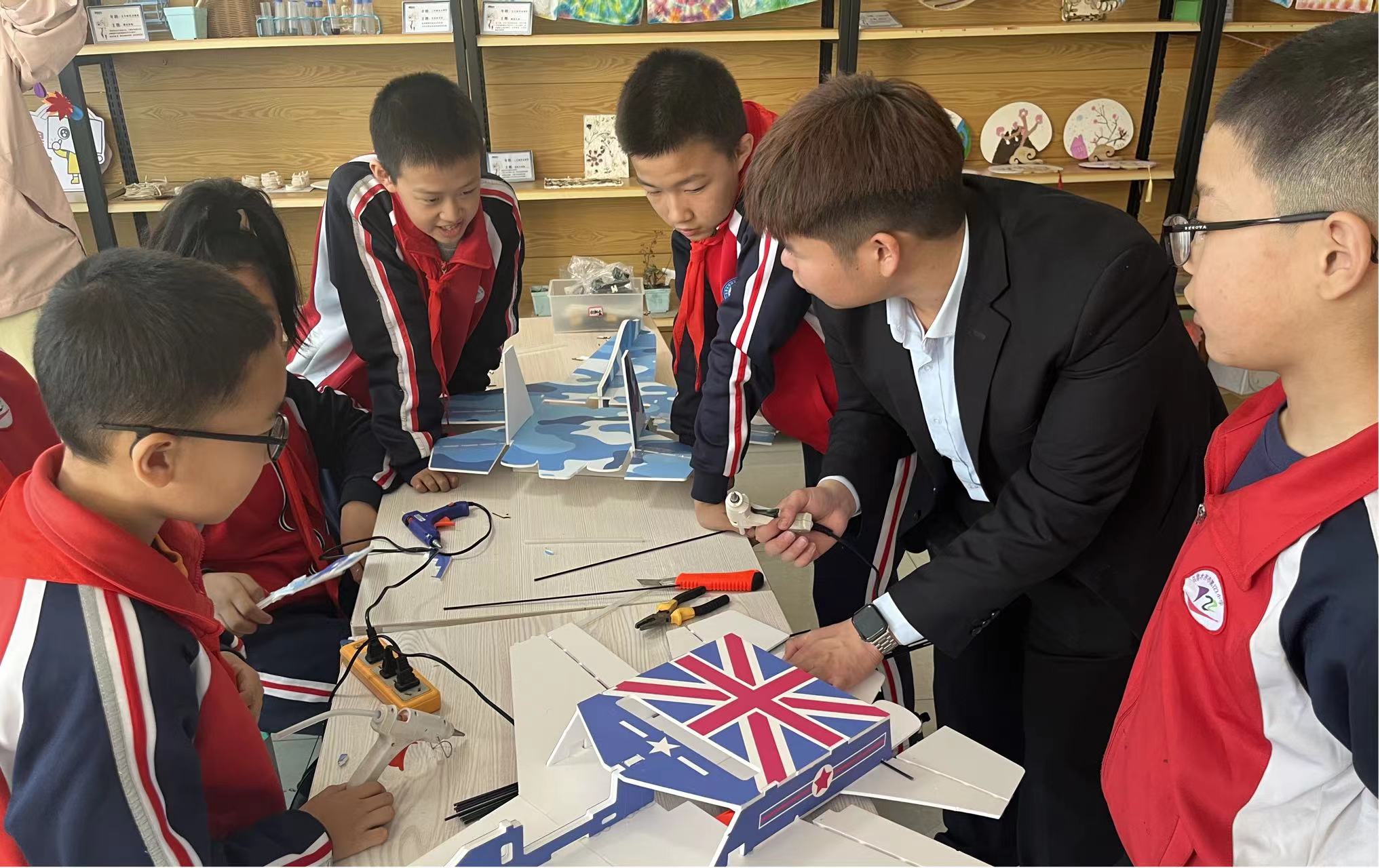 新疆青少年無人機-保華潤天航空航模夢工廠走進校園