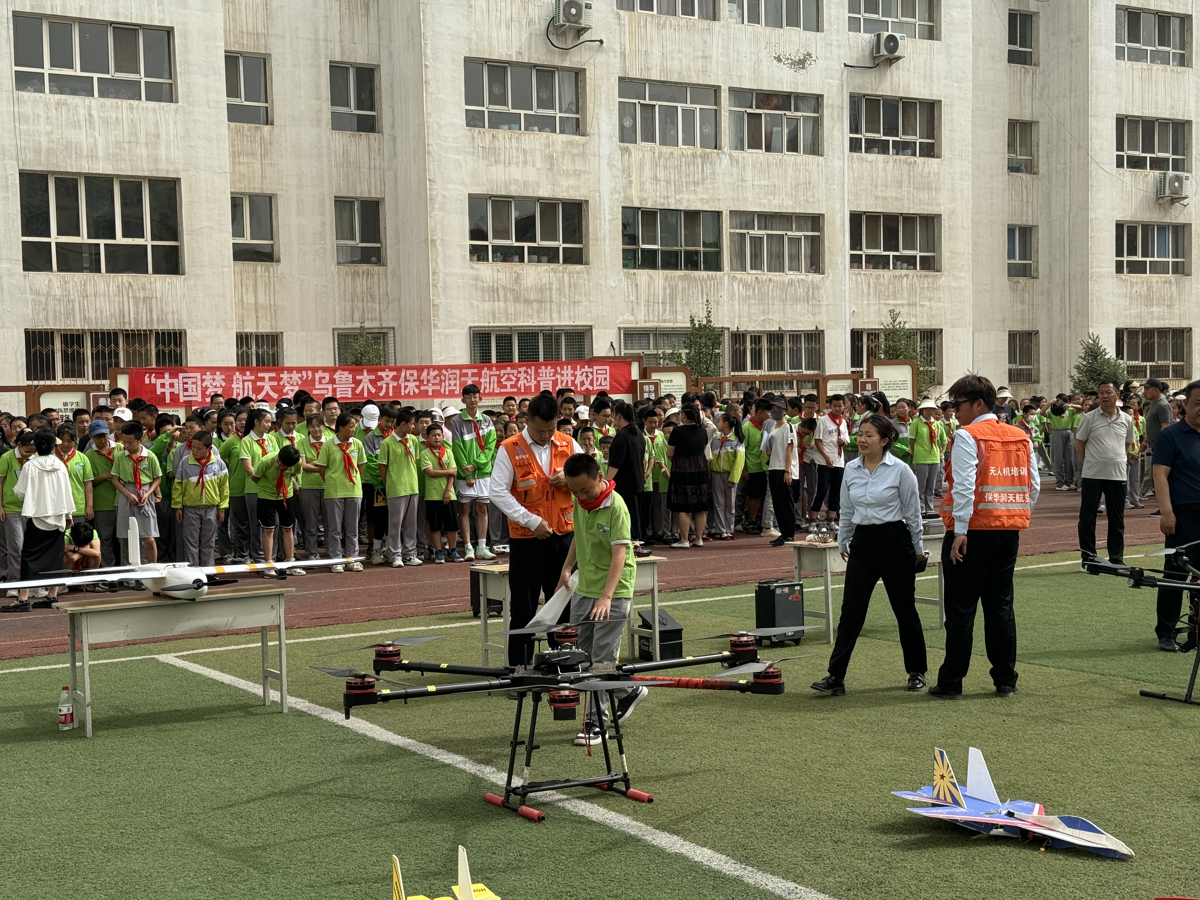 新疆青少年無人機培訓(xùn)基地:翱翔天際,科技夢想從這里起飛!-新疆保華潤天航空