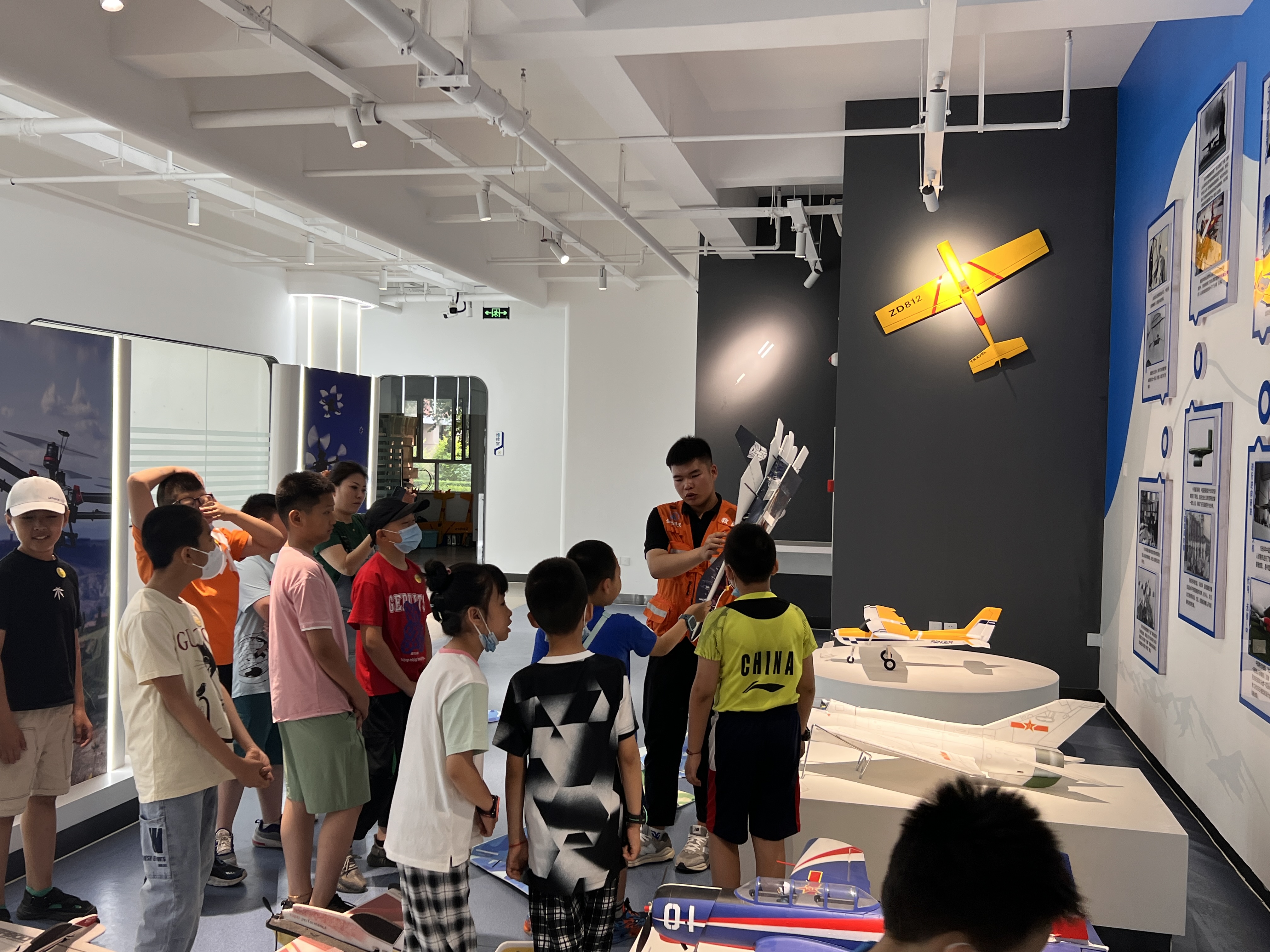 【新疆青少年無人機培訓】探索空中夢想:孩子學無人機的無限可能