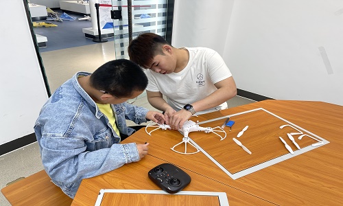 【新疆青少年無人機培訓】兒童玩無人機，好處與風險全解析