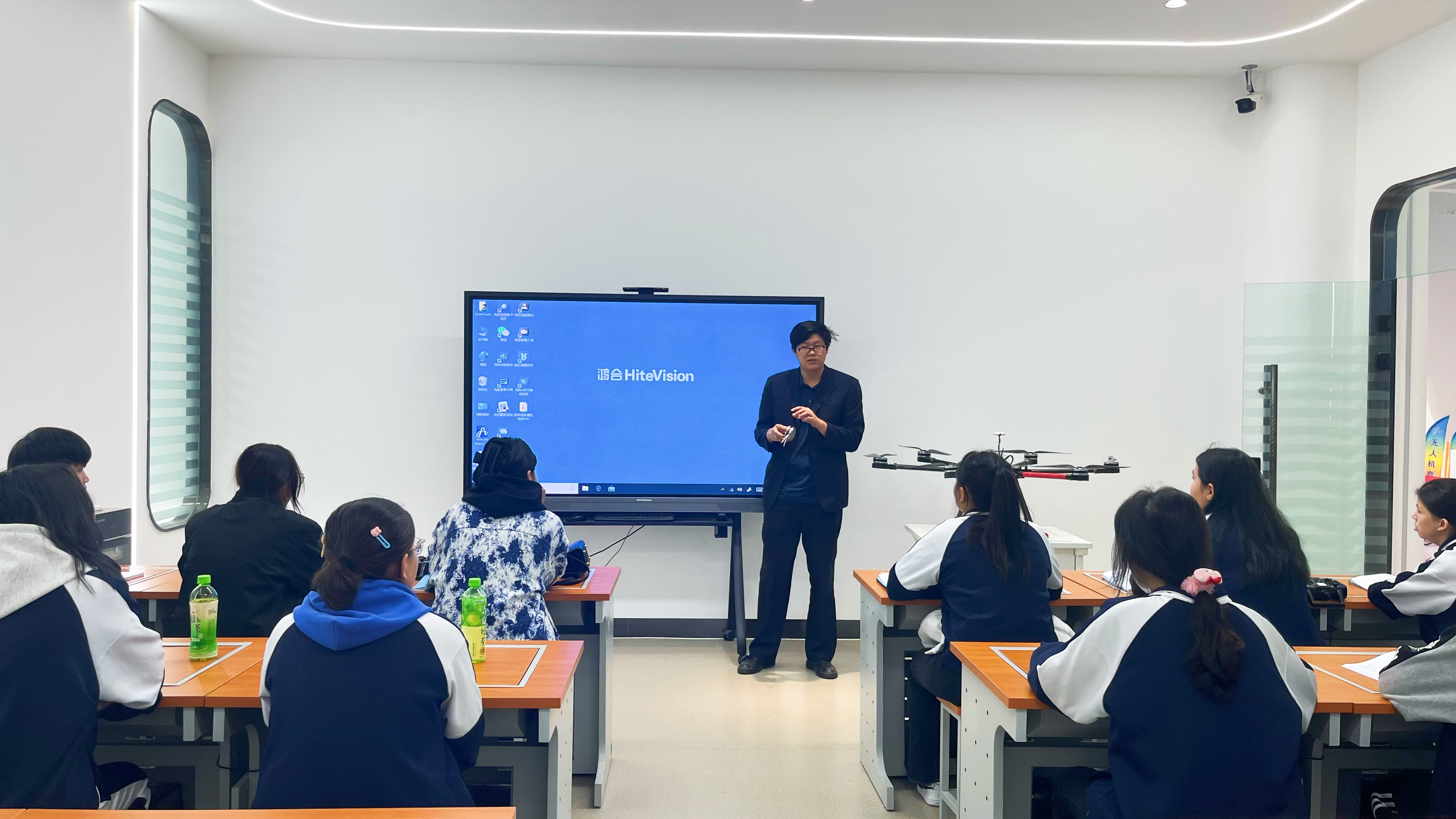 【新疆保華潤天青少年無人機培訓】孩子投身無人機領域,家長必知的利弊分析