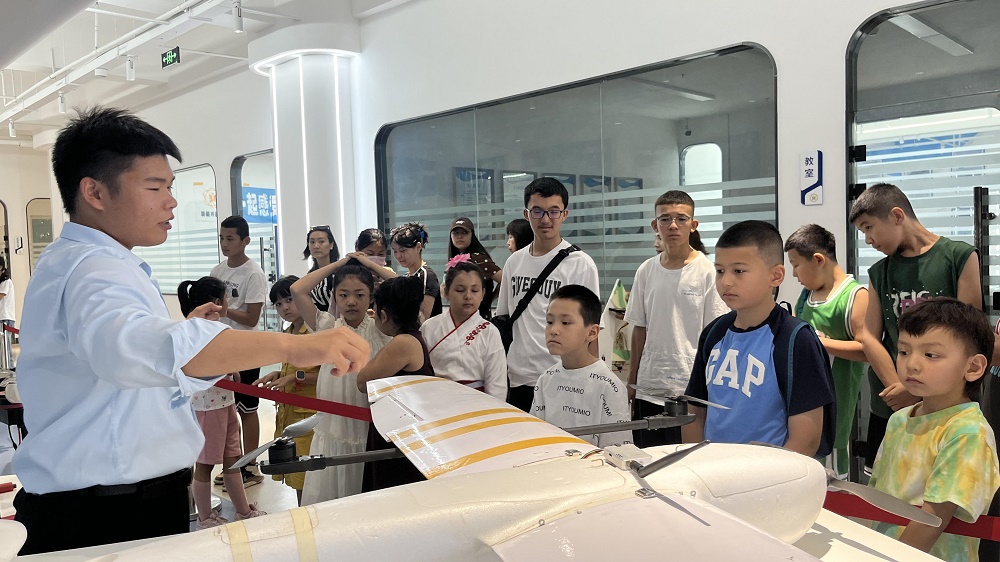 “觸摸天際，掌控未來。” —— 新疆保華潤天航空青少年無人機培訓(xùn)基地