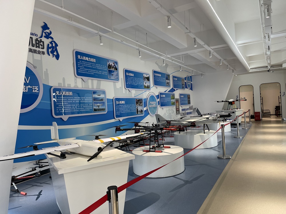 [新疆青少年無人機培訓]無人機執照全解析：小型與中型，你該如何選擇？-保華潤天航空