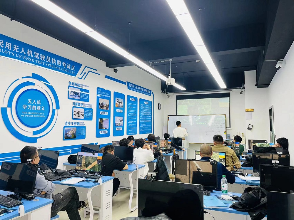 【新疆無人機培訓】新疆保華潤天航空無人機培訓考試中心,就是你實現天空之夢的起點