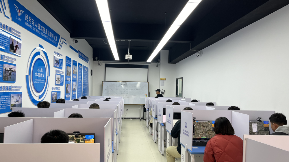 【新疆青少年無人機培訓】無人機飛手執照:為何脫產學習是成功的關鍵?-保華潤天航空