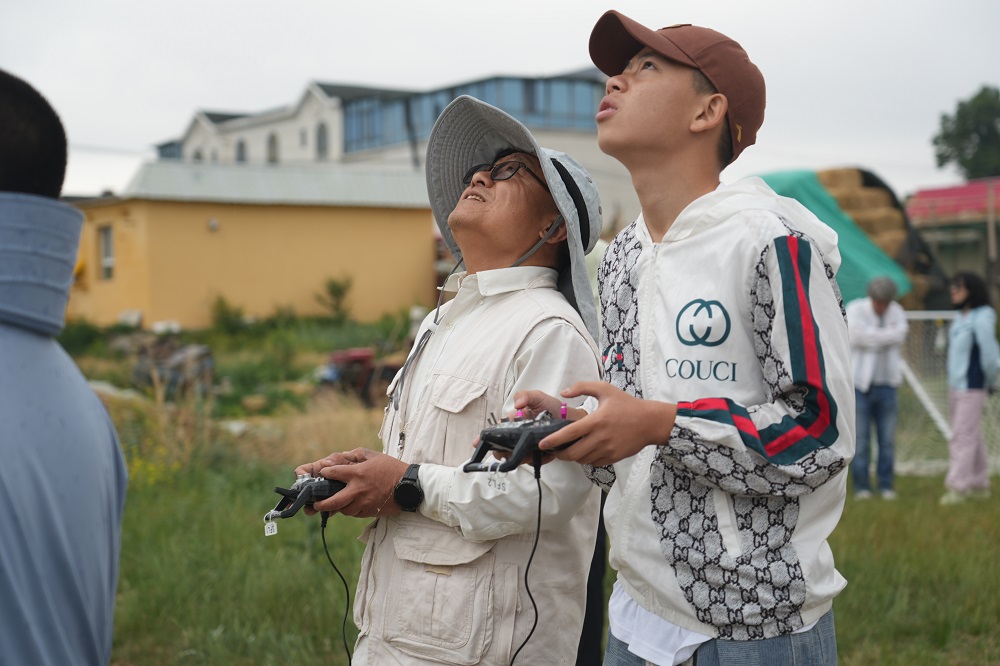 【新疆保華潤(rùn)天無人機(jī)培訓(xùn)】讓孩子學(xué)無人機(jī):開啟多元成長(zhǎng)的大門