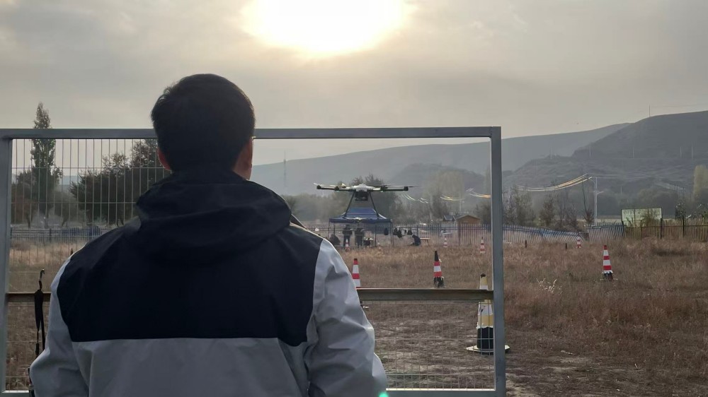 保華潤(rùn)天新疆無人機(jī)培訓(xùn):行業(yè)剛需!無人機(jī)駕駛員成高薪稀缺人才